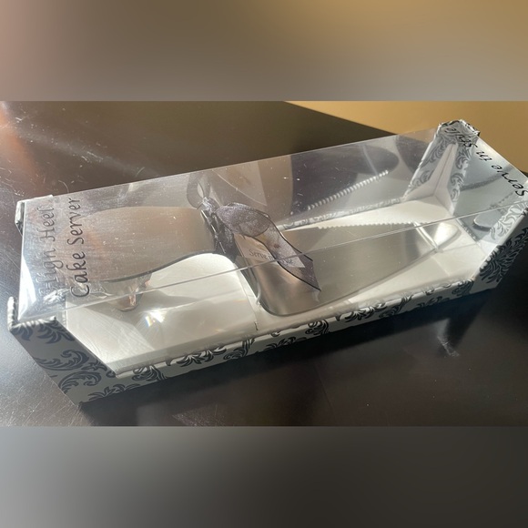 High Heel Cake Server - Picture 4 of 7